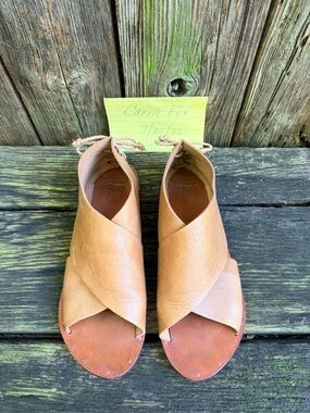 BEEK Loon Sandal in tan leather size 9